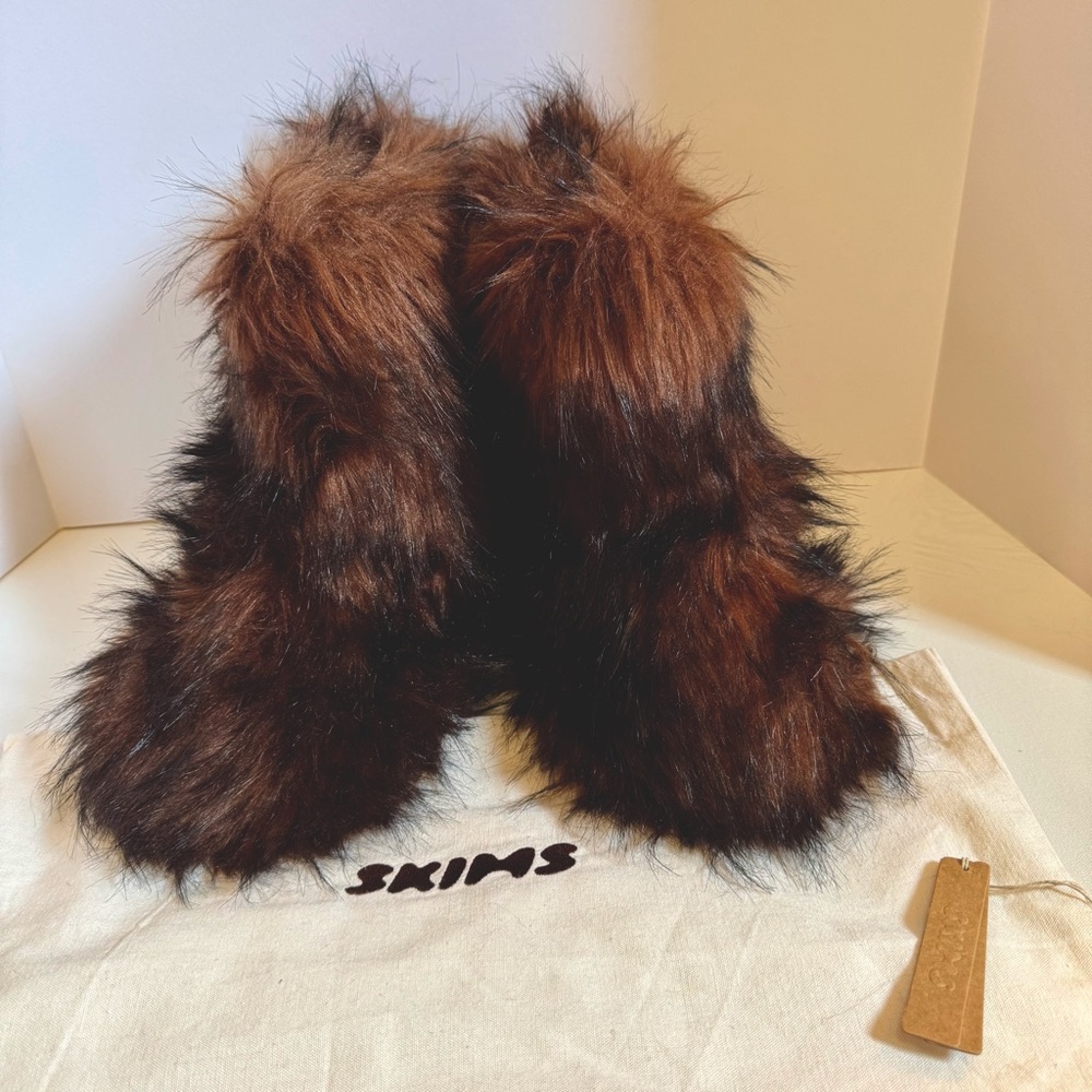 SKIMS NWT Cocoa Brown Fur Ankle Boots Slippers 
Size Euro 40/9.5 Women 
Sold out